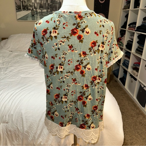 Rewind | Lace Trim Short Sleeve Crewneck Floral Rose Print Blouse - Picture 3 of 11